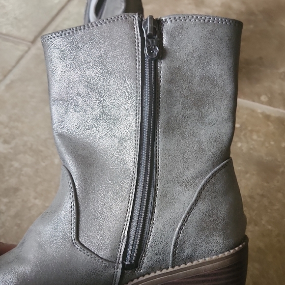 Malibu Blowfish Silver Embroidered Ankle Boots Sz 6 - Picture 5 of 12